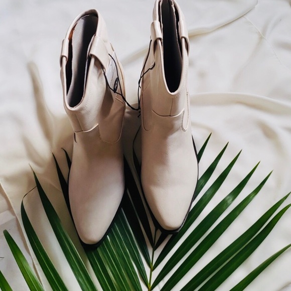 NWT Faux Leather Short Pull On Western Boots - Picture 4 of 6